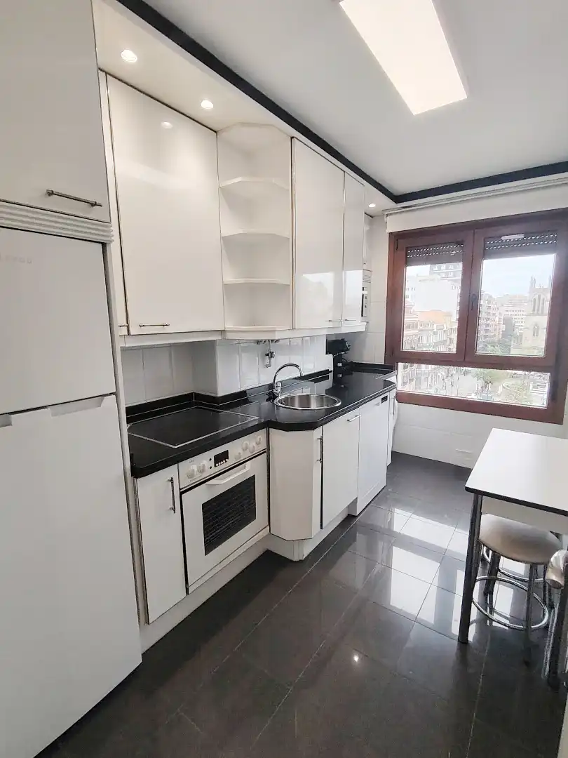 Cocina de Piso de alquiler en Gijón  con Calefacción, Parquet y Terraza