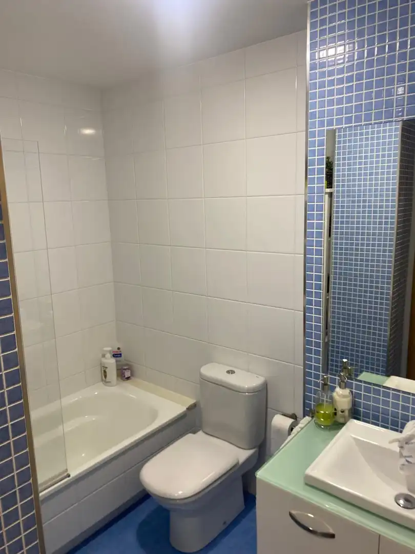 Baño de Piso de alquiler en Malpica de Bergantiños con Calefacción, Trastero y Amueblado