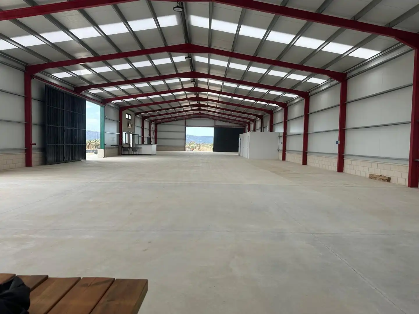 Außenansicht von Fabrikhallen zum Verkauf in Jesús - Els Reguers