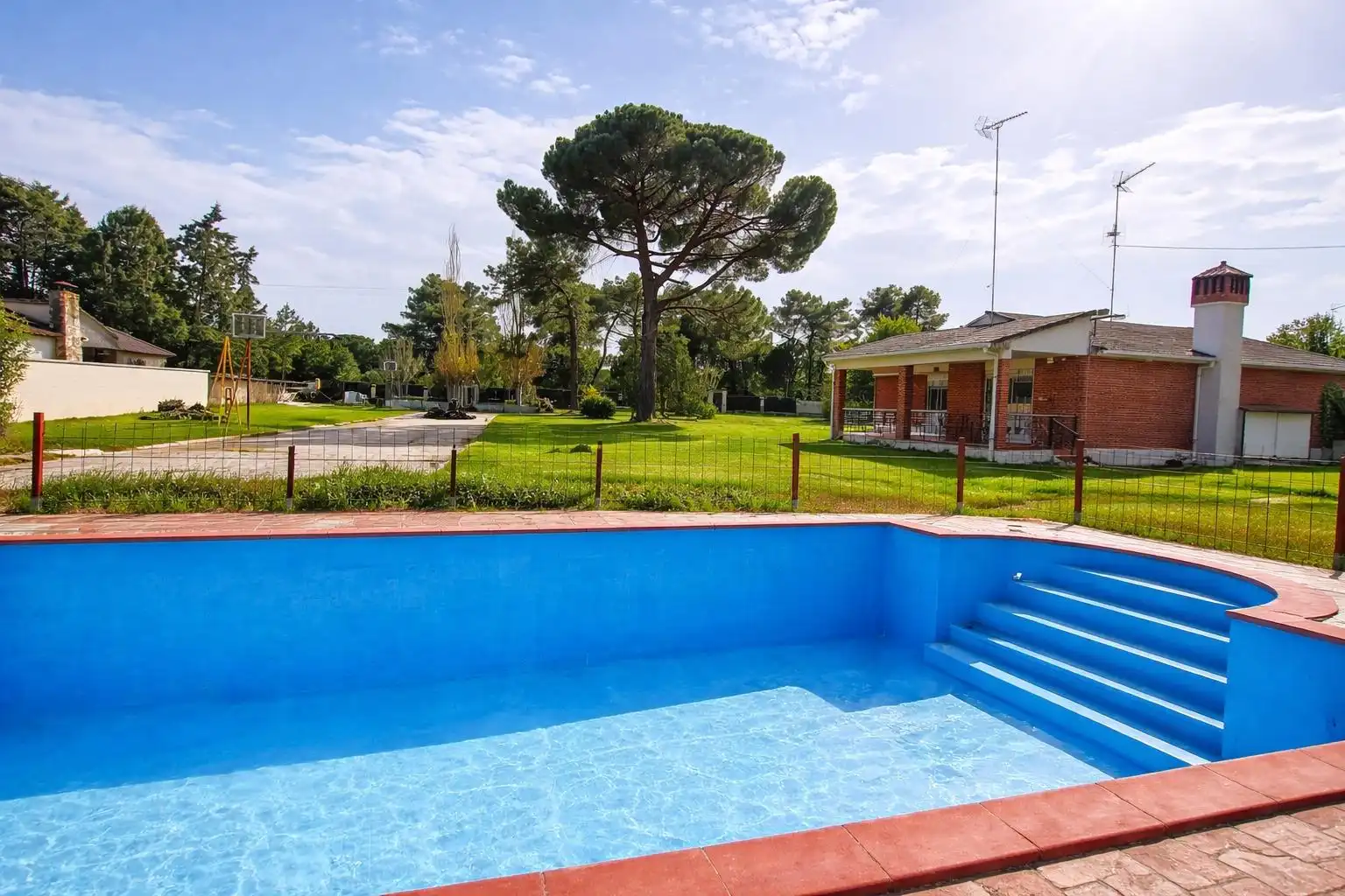 Schwimmbecken von Haus oder Chalet zum Verkauf in Mojados mit Heizung, Privatgarten und Terrasse