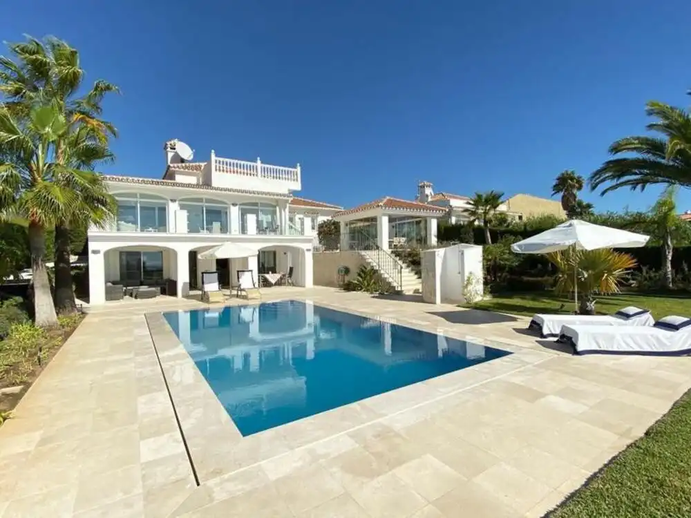 House with pool for sale in Costa Natura