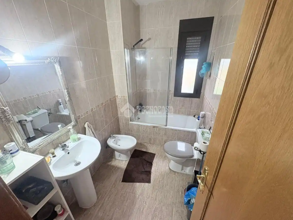 Baño de Casa adosada en venta en Velada con Aire acondicionado, Calefacción y Jardín privado