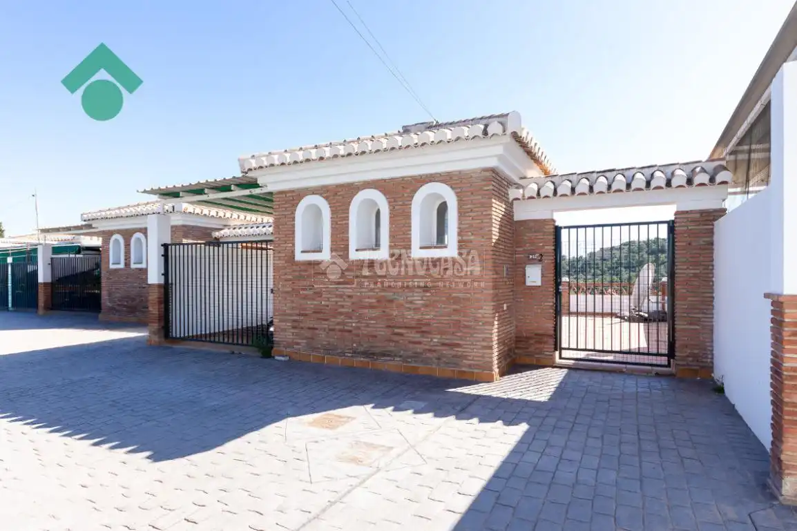 Vista exterior de Casa adosada en venta en Almuñécar con Aire acondicionado, Terraza y Amueblado