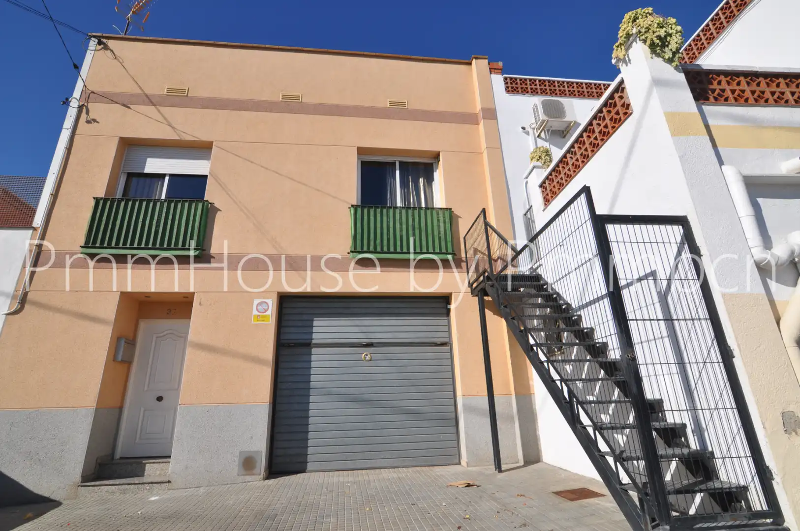 Außenansicht von Gebäude zum Verkauf in Gavà