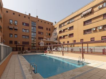 Pis amb piscina en venda a Ensanche
