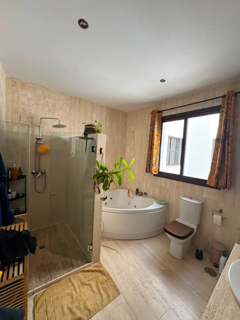 Badezimmer von Haus oder Chalet zur Miete in Sevilla mit Klimaanlage, Parkett und Terrasse