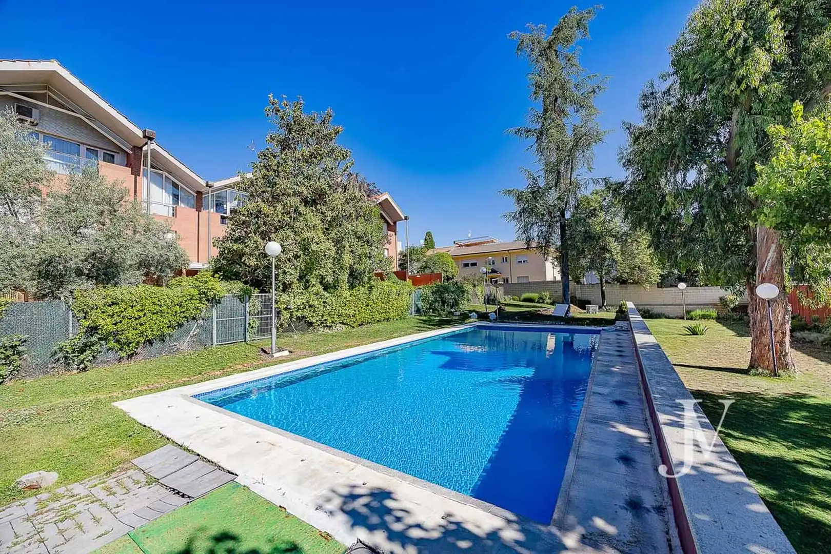 Piscina de Casa adosada de lloguer en Madrid amb Aire condicionat, Calefacció i Jardí privat