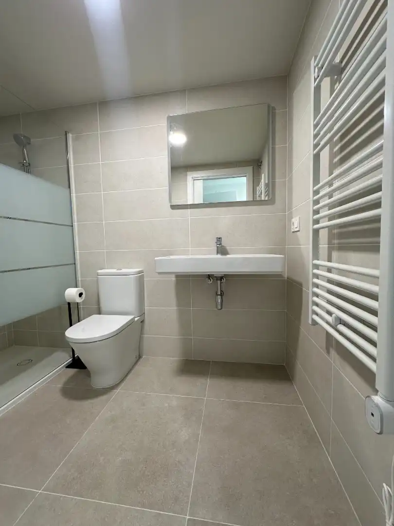 Baño de Piso de alquiler en Valencia con Aire acondicionado, Calefacción y Jardín privado