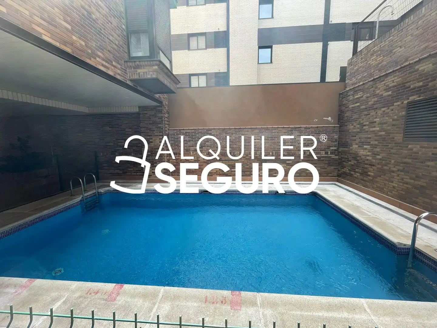 Piscina de Pis de lloguer en Madrid amb Aire condicionat, Calefacció i Traster