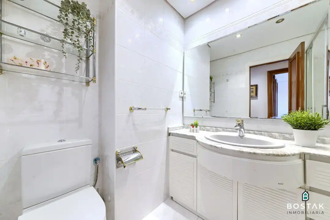 Badezimmer von Wohnung zum Verkauf in Bilbao  mit Heizung, Terrasse und Möbliert