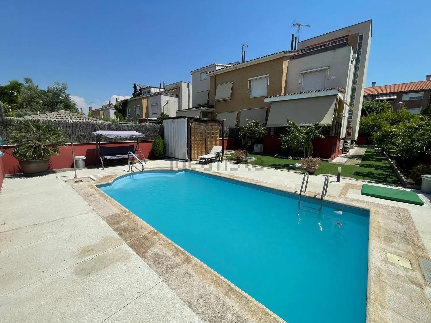 Swimming pool of Single-family semi-detached for sale in Villanueva de la Cañada  with Air Conditioner, Heating and Private garden