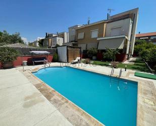 Piscina de Casa adosada en venda en Villanueva de la Cañada amb Aire condicionat, Calefacció i Jardí privat