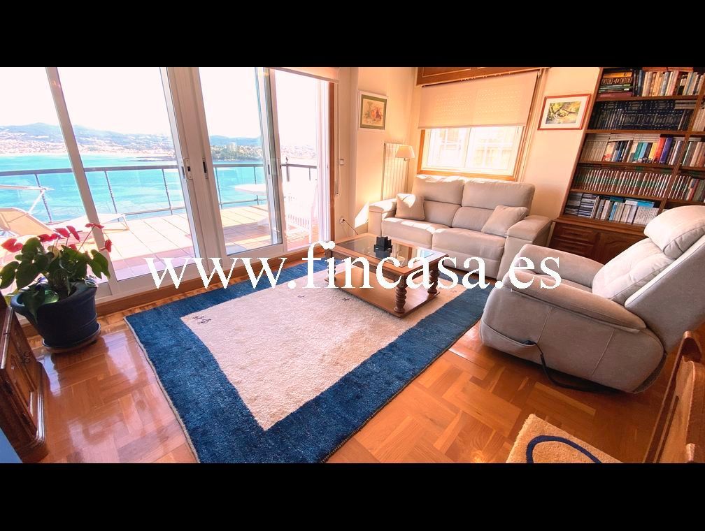 Sala d'estar de Casa o xalet en venda en Baiona amb Calefacció, Jardí privat i Parquet