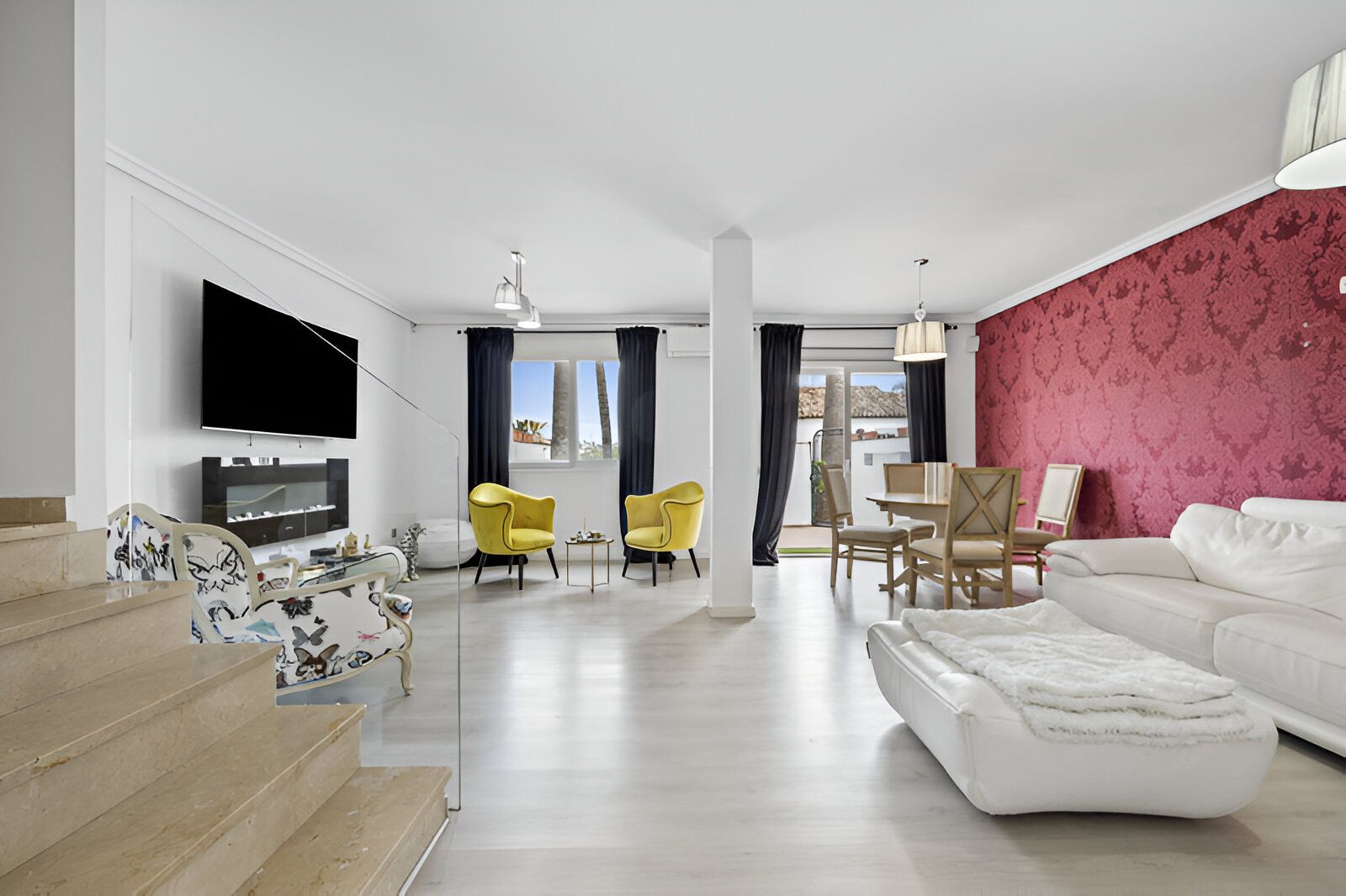 Sala d'estar de Casa adosada en venda en Estepona amb Aire condicionat, Piscina i Piscina comunitària