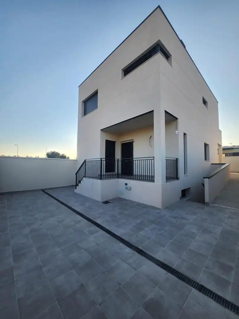 Vista exterior de Casa adosada en venda en Villalbilla amb Calefacció, Jardí privat i Terrassa