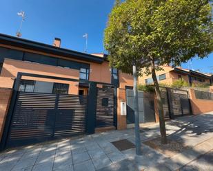 Exterior view of House or chalet for sale in Paracuellos de Jarama  with Air Conditioner, Heating and Private garden