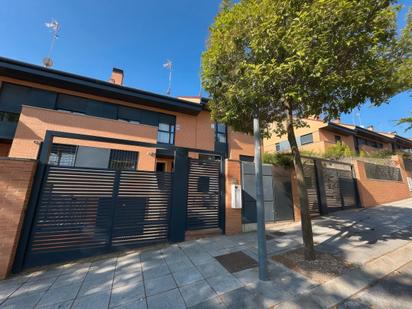 Vista exterior de Casa o xalet en venda en Paracuellos de Jarama amb Aire condicionat, Calefacció i Jardí privat