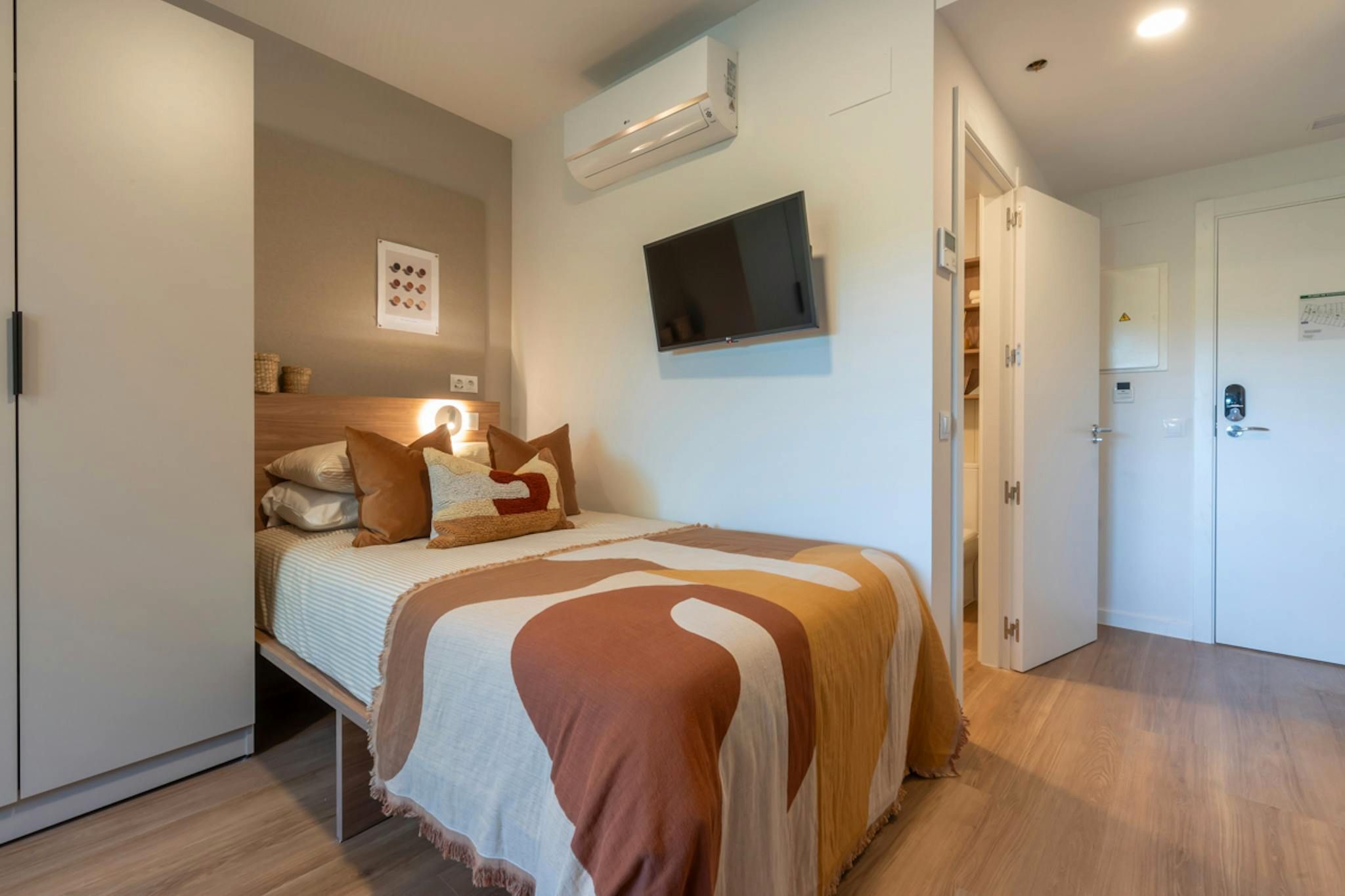 Bedroom of Flat to rent in  Madrid Capital  with Air Conditioner, Private garden and TV