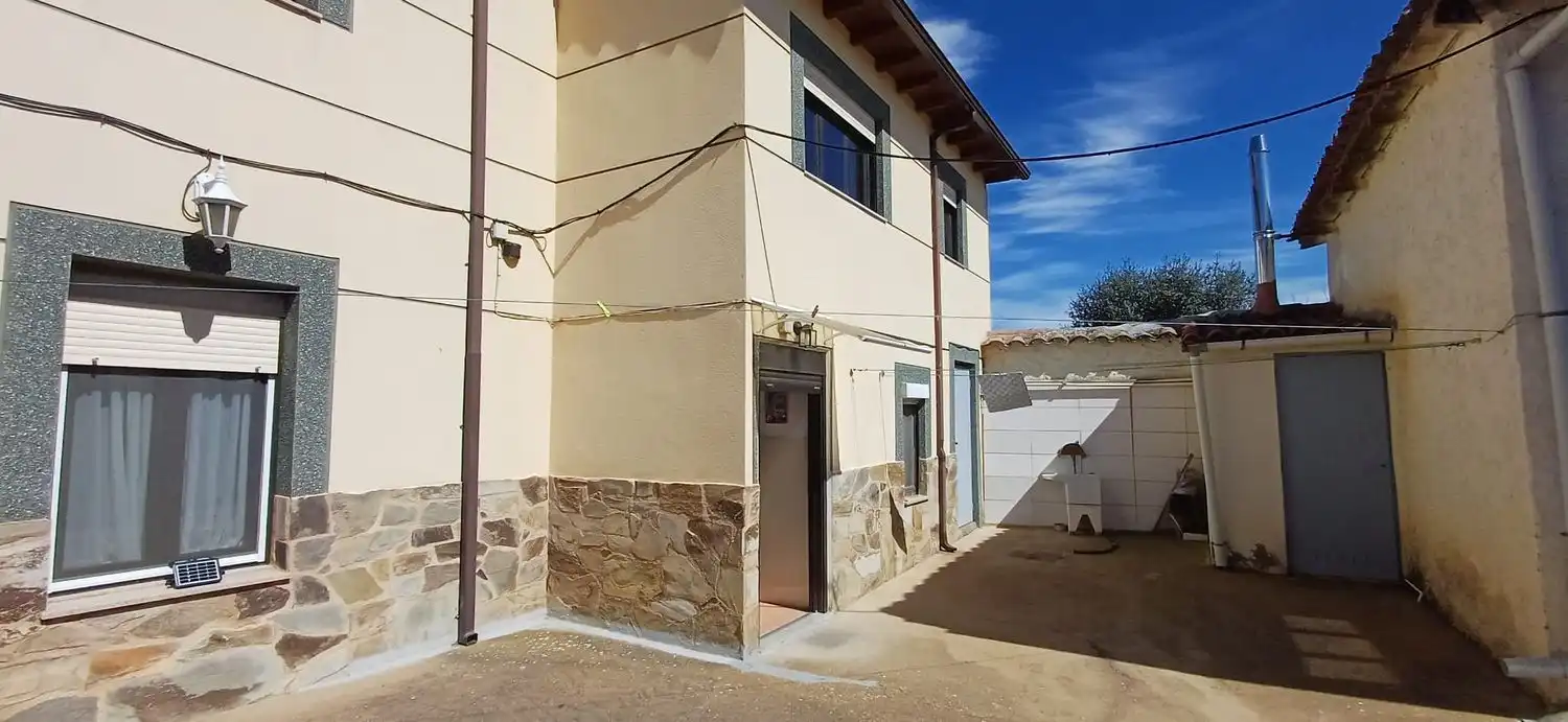 Vista exterior de Casa o xalet en venda en Valderrey amb Calefacció, Terrassa i Traster