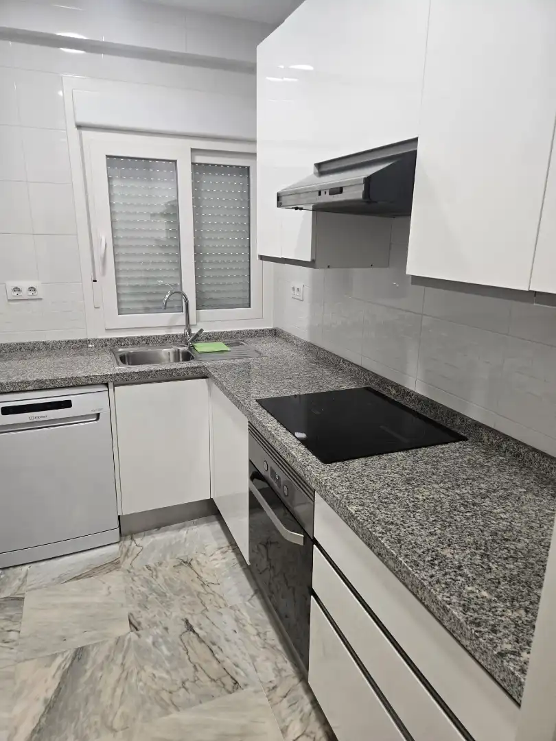 Cuina de Pis de lloguer en Sevilla amb Aire condicionat i Moblat