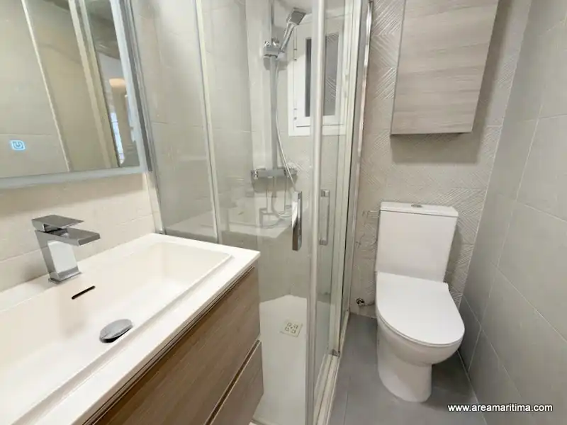 Bathroom of Flat for rent in Valencia  with Air Conditioner, Furnished and Oven