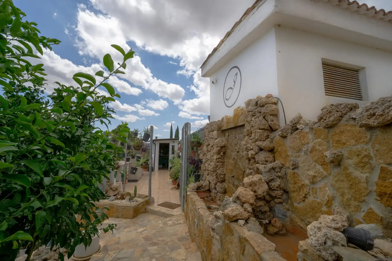 Vista exterior de Casa o xalet en venda en Casarabonela amb Calefacció, Jardí privat i Terrassa
