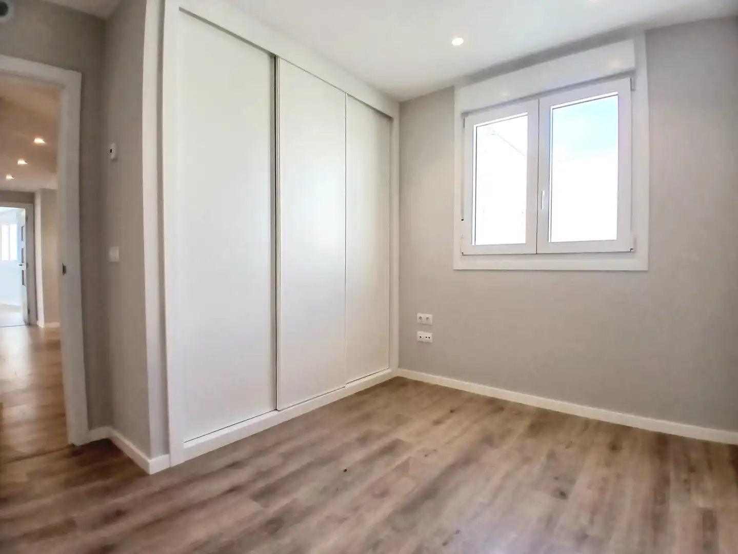 Schlafzimmer von Dachboden zur Miete in Oviedo  mit Heizung, Terrasse und Abstellraum