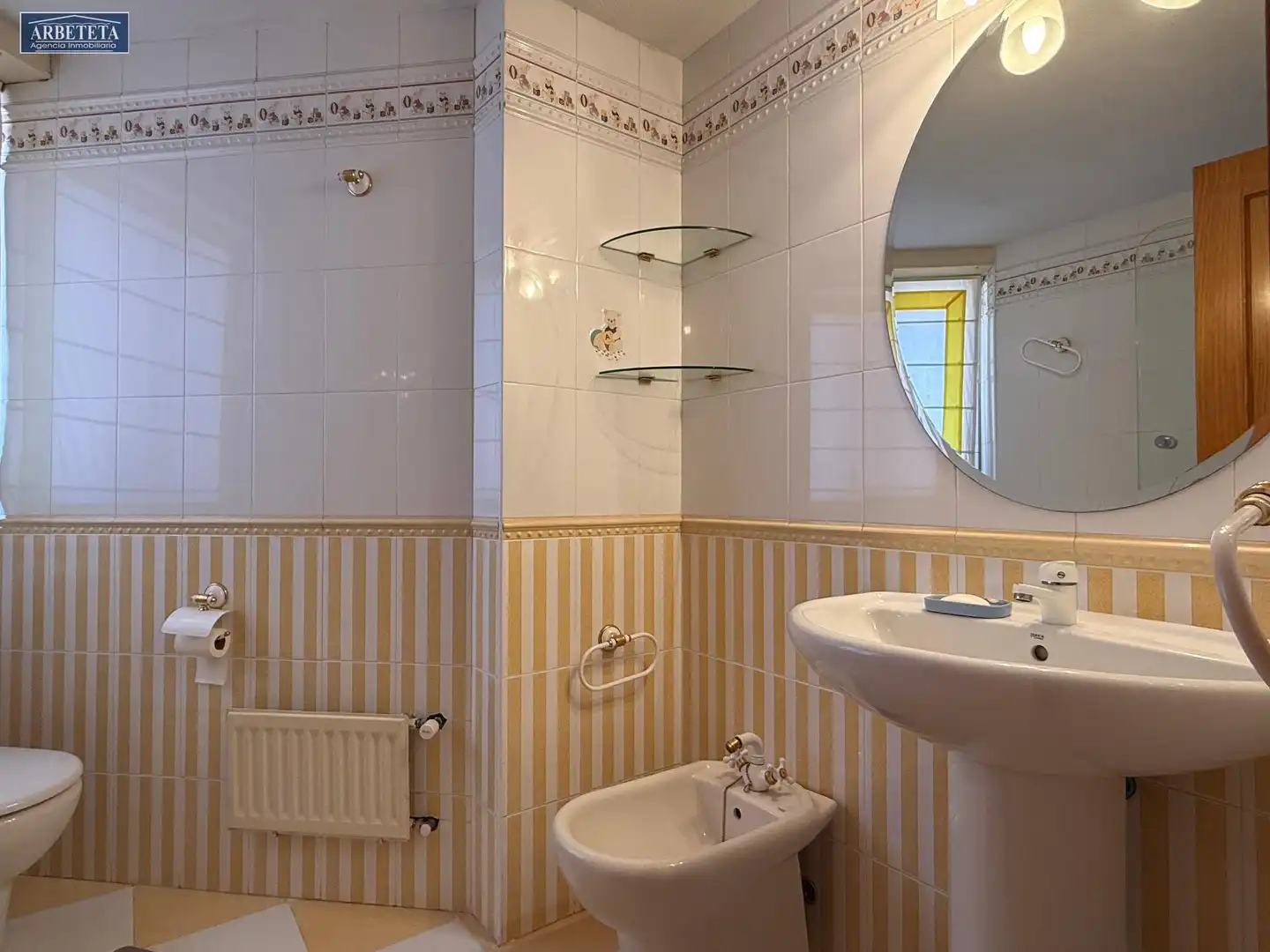 Badezimmer von Wohnung zur Miete in Guadalajara mit Parkett