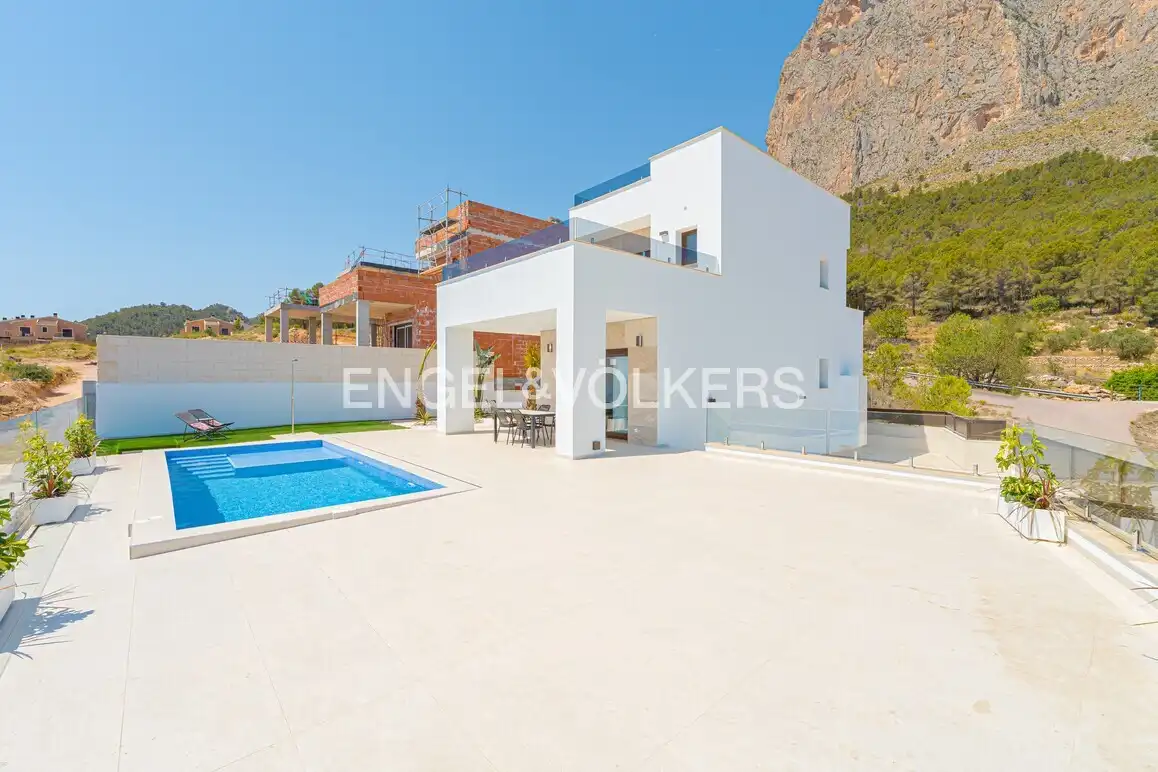 Casa con piscina en venta en Balcón de Ponoig - Polop Paradis - Polop Hills