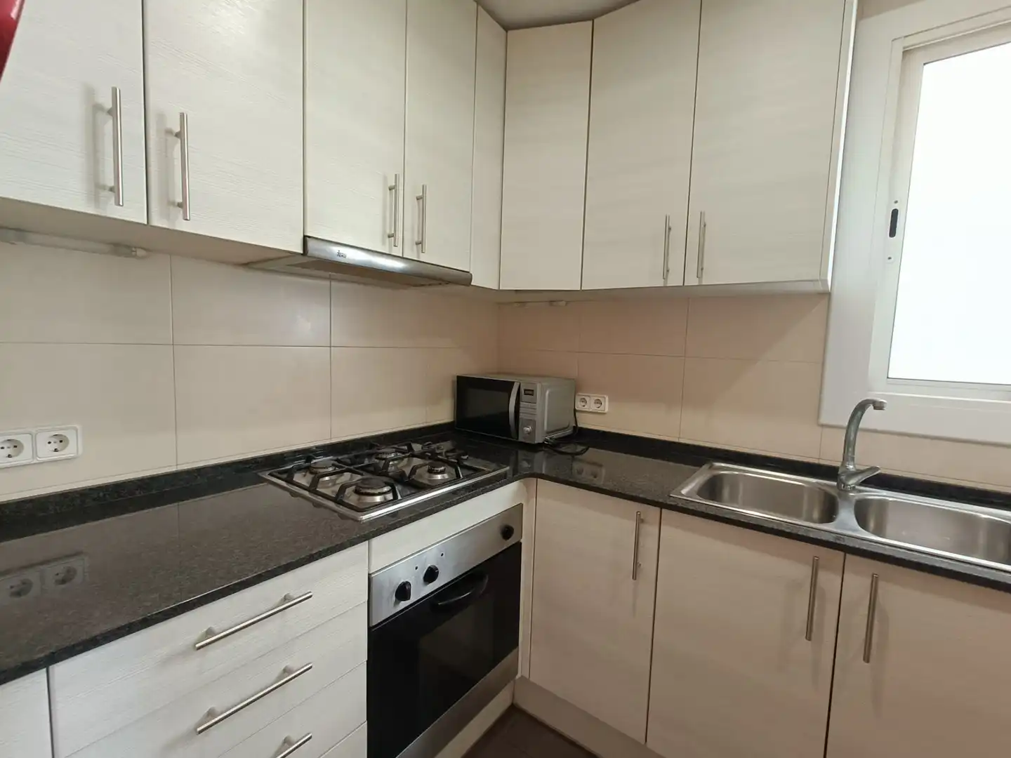 Cocina de Piso en venta en L'Hospitalet de Llobregat con Amueblado y Balcón