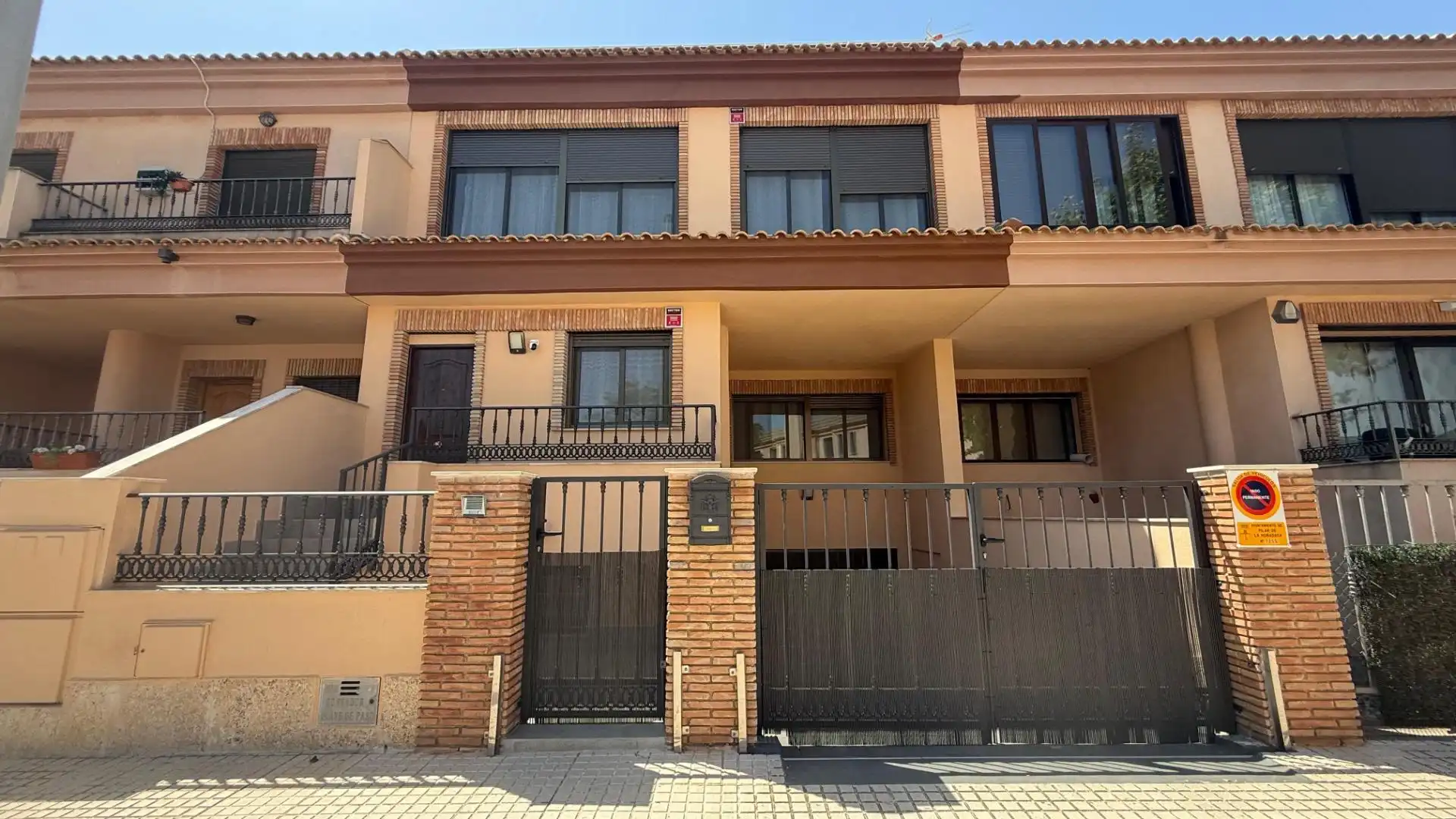 Vista exterior de Casa adosada en venda en Pilar de la Horadada amb Jardí privat i Terrassa
