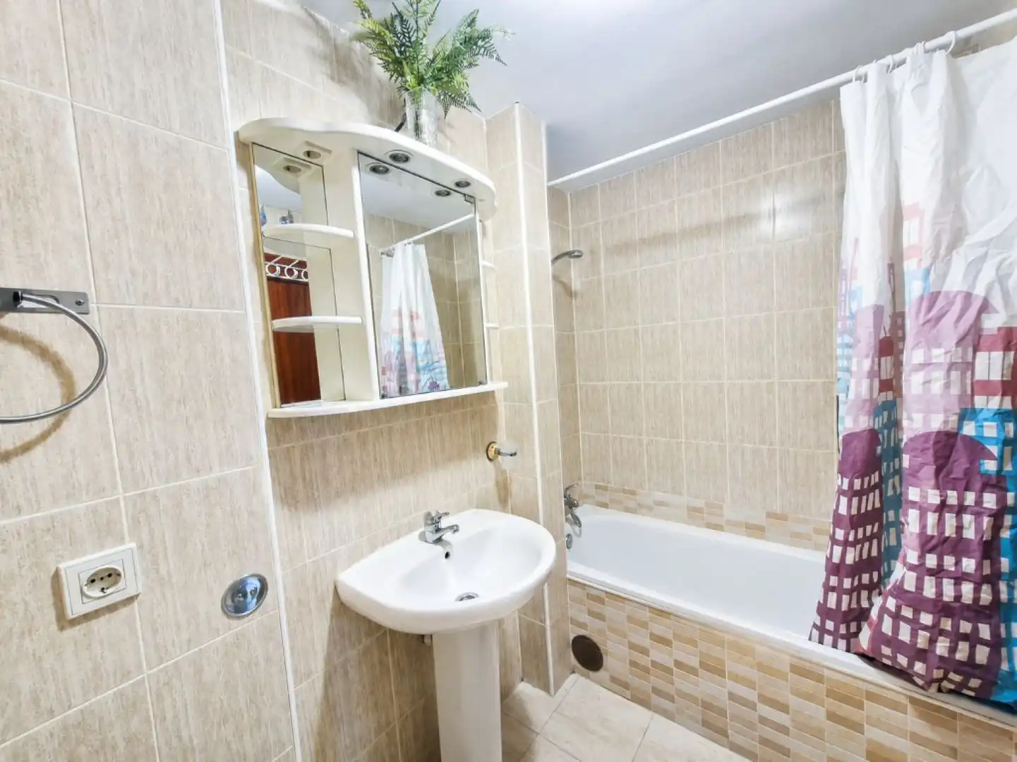 Baño de Piso en venta en Los Corrales de Buelna  con Calefacción, Jardín privado y Parquet