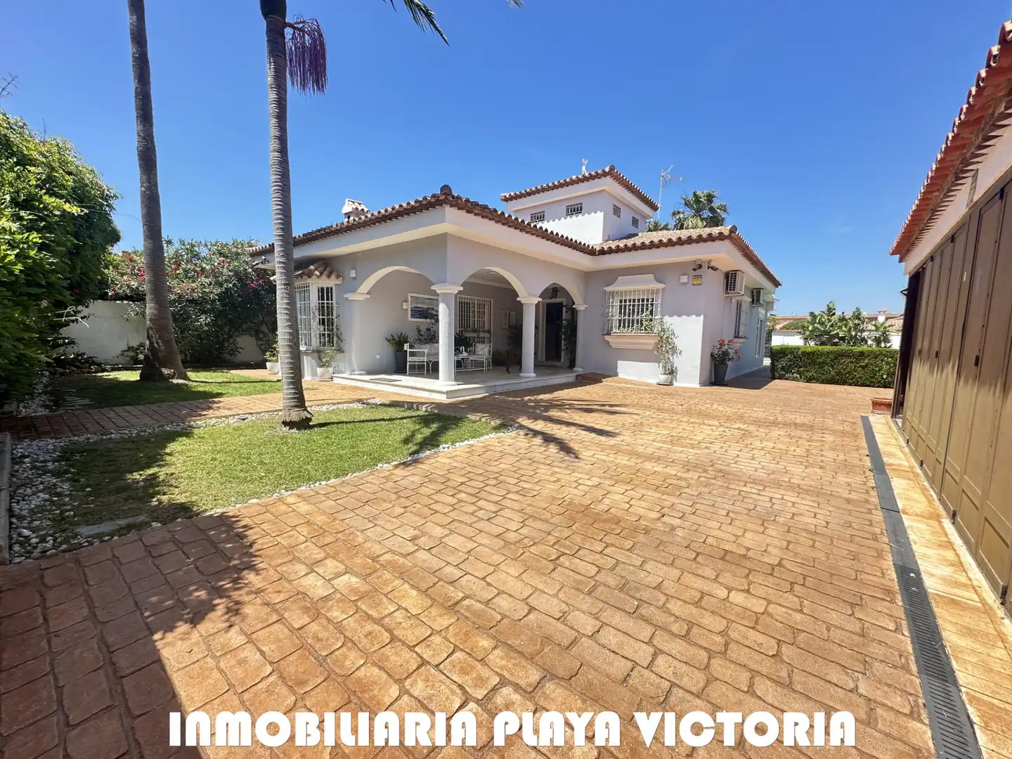 Exterior view of Houses for sale in Chiclana de la Frontera  with Air Conditioner, Private garden and Swimming Pool