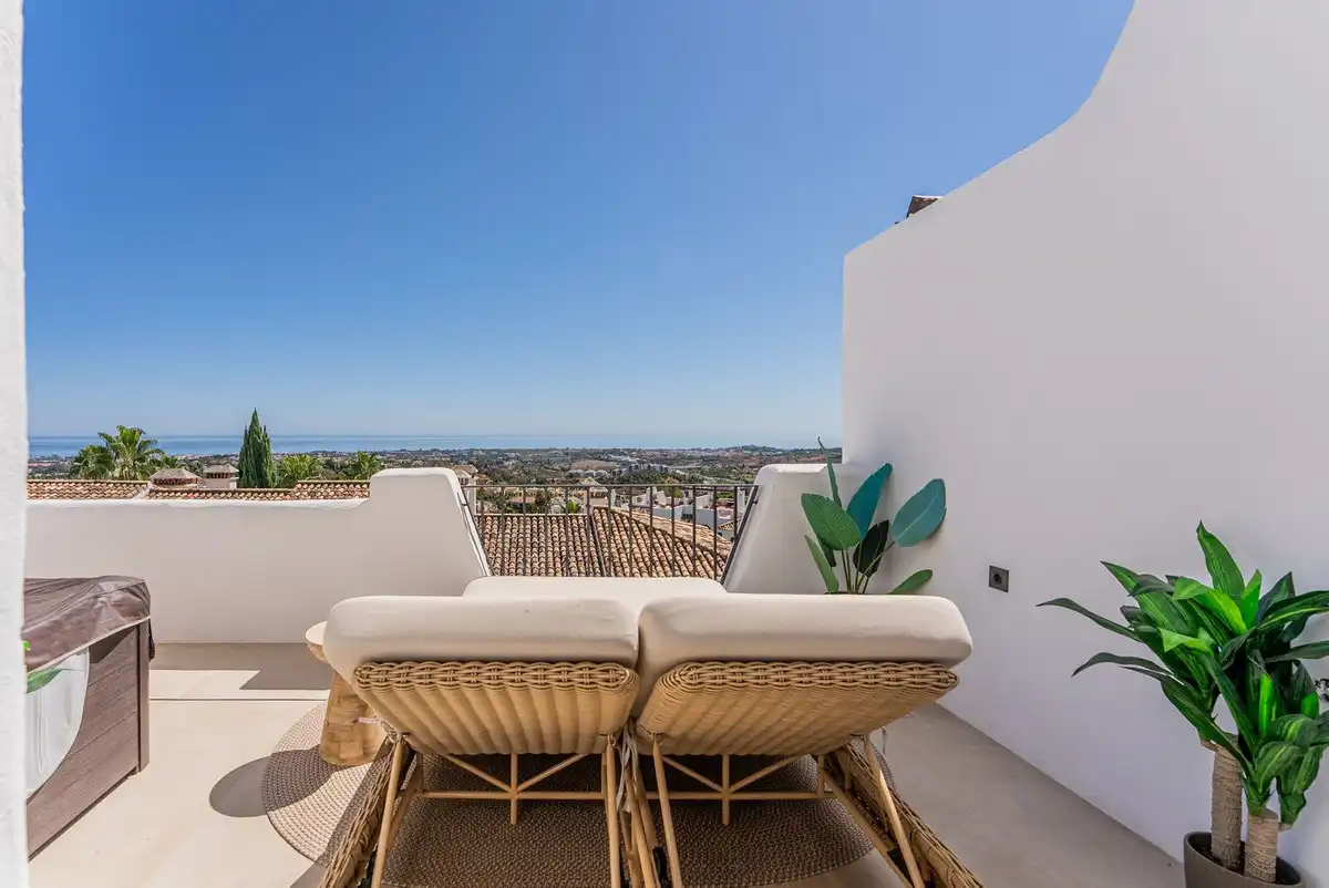 Terrasse von Einfamilien-Reihenhaus zum Verkauf in Benahavís mit Klimaanlage, Privatgarten und Terrasse