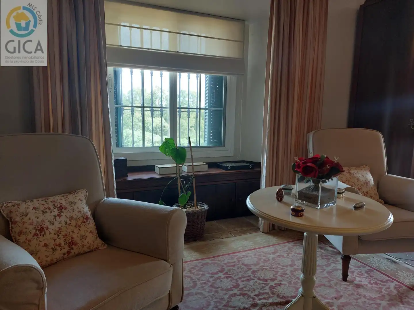 Sala d'estar de Casa o xalet en venda en Algeciras amb Aire condicionat, Jardí privat i Piscina