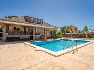 Detached house with pool for sale in Garbí