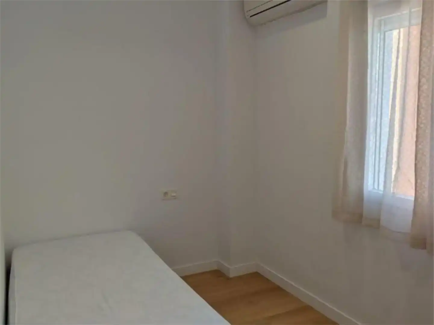 Bedroom of Flat for rent in  Granada Capital  with Air Conditioner and Balcony
