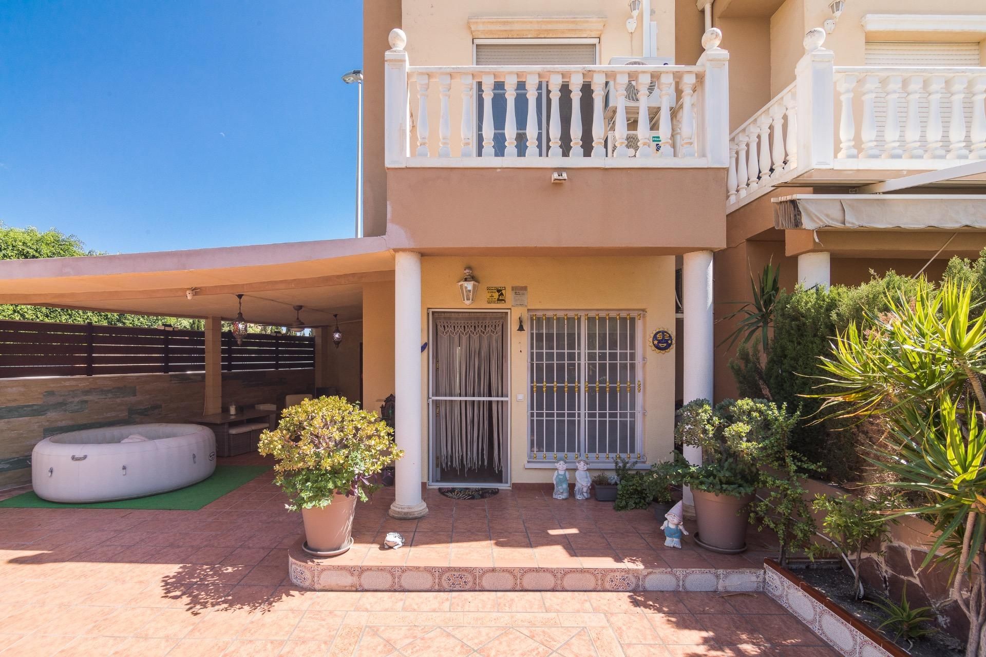 Vista exterior de Casa adosada en venda en Elche / Elx amb Aire condicionat, Calefacció i Jardí privat