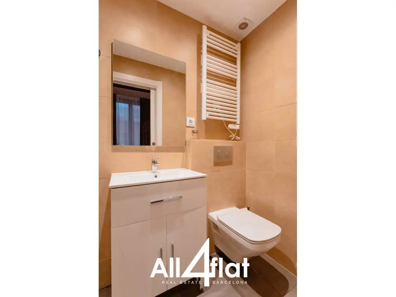 Badezimmer von Wohnung zur Miete in Barcelona mit Klimaanlage, Heizung und Parkett