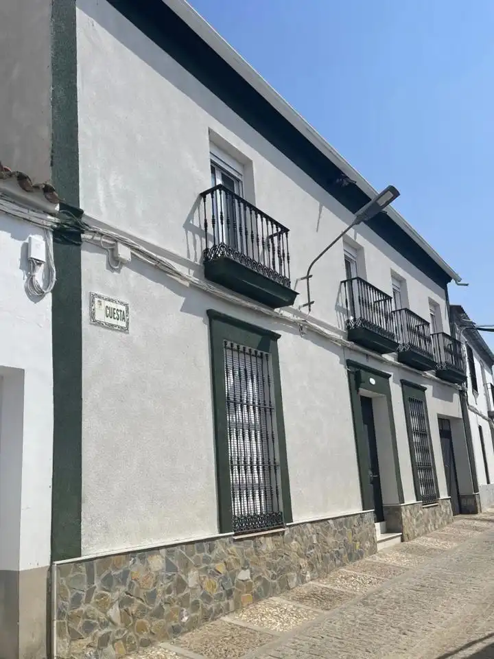 Vista exterior de Casa adosada en venda en Fuentes de León amb Terrassa i Balcó