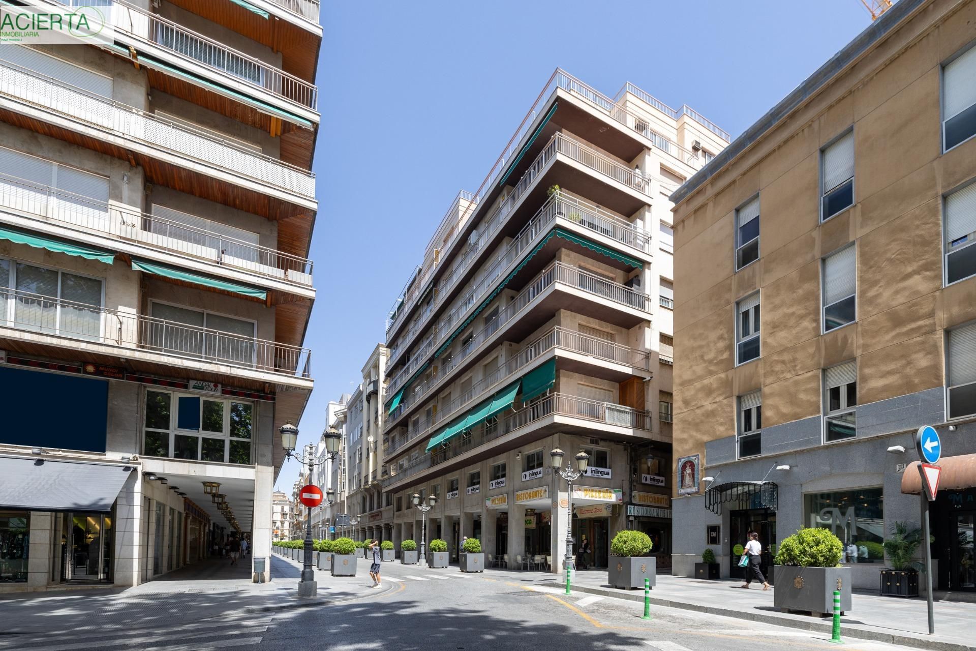 Vista exterior de Pis en venda en  Granada Capital amb Terrassa i Balcó
