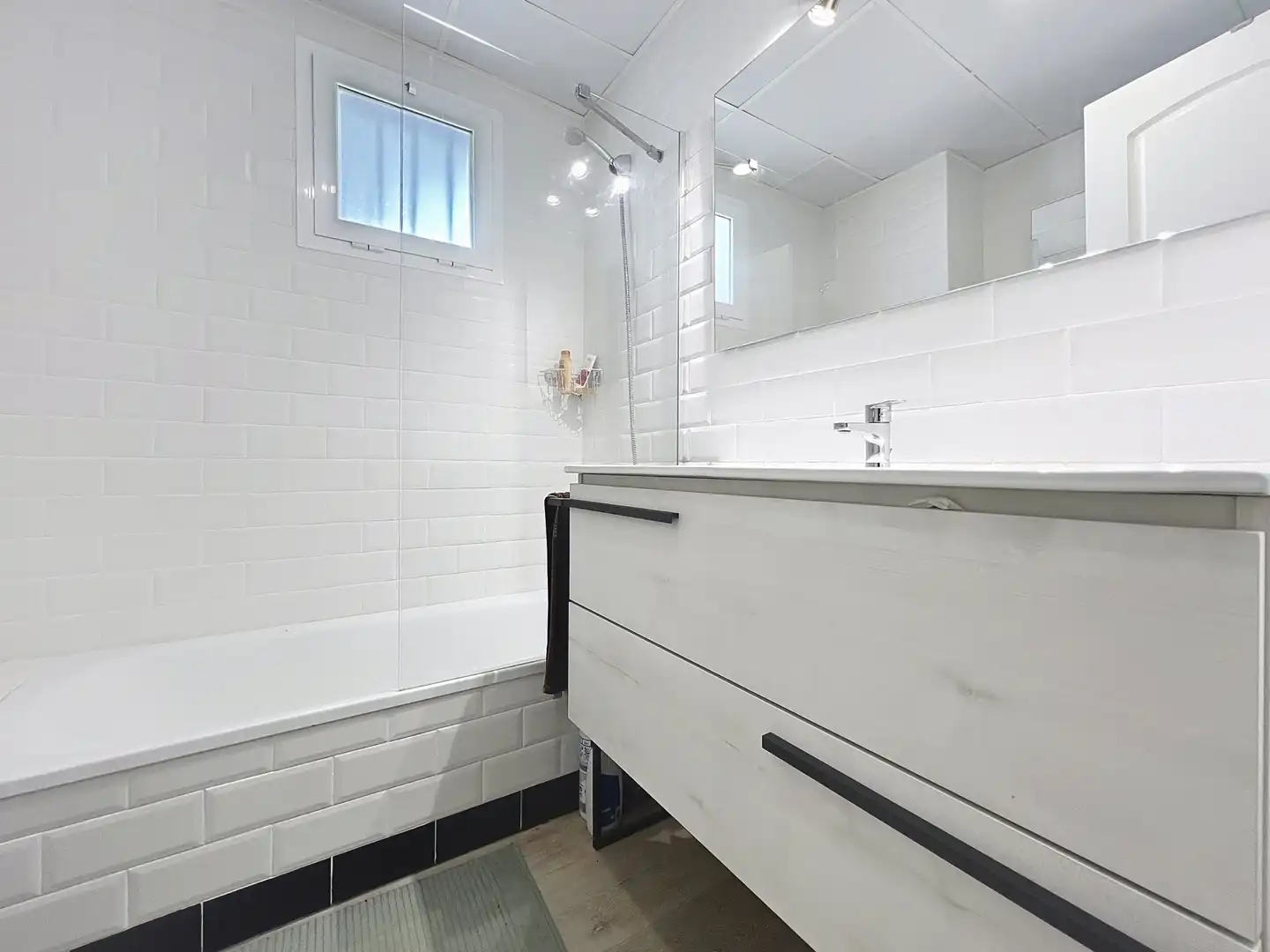 Badezimmer von Wohnungen zum Verkauf in Manilva mit Klimaanlage, Terrasse und Schwimmbad