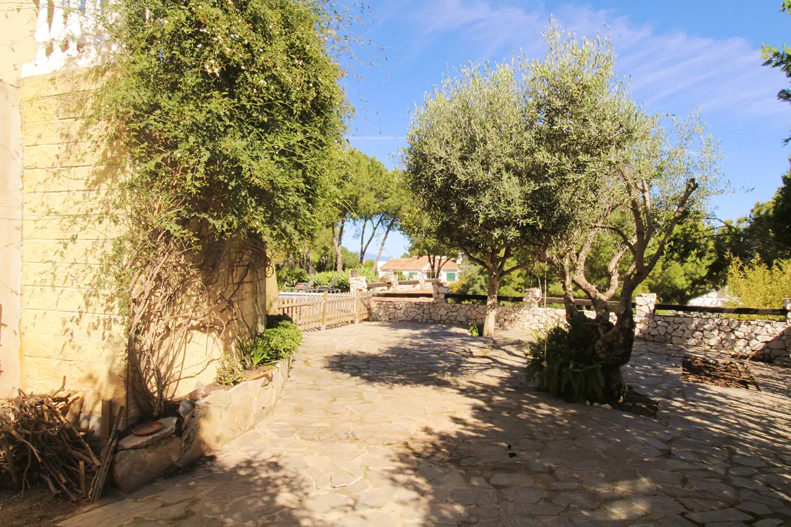Vista exterior de Casa o xalet en venda en Alhaurín de la Torre amb Aire condicionat, Calefacció i Terrassa