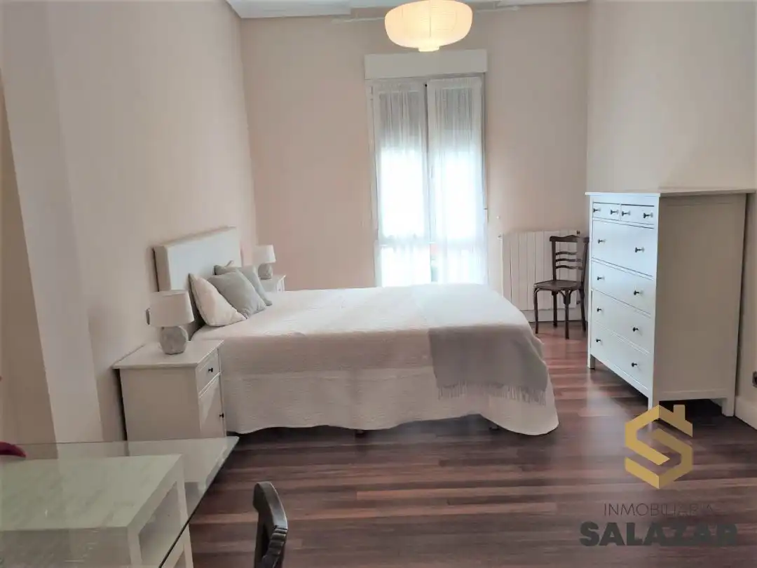 Schlafzimmer von Wohnungen zur Miete in Bilbao  mit Heizung und Balkon