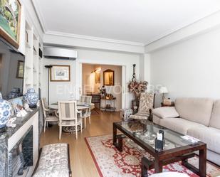 Sala d'estar de Apartament en venda en  Madrid Capital amb Aire condicionat, Calefacció i Piscina