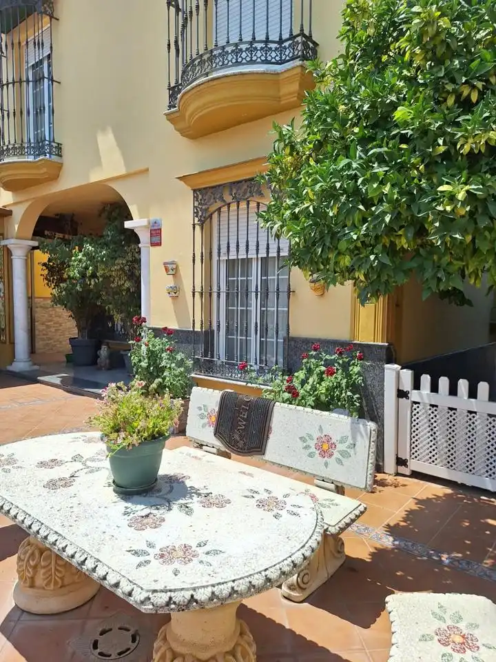 Vista exterior de Casa o chalet en venta en Alcalá de Guadaira con Aire acondicionado, Jardín privado y Terraza