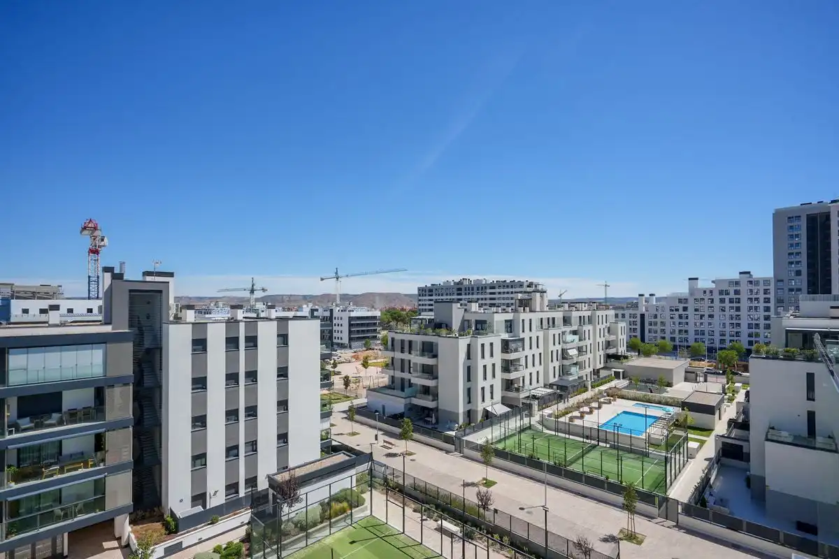 Vista exterior de Ático en venta en Alcalá de Henares con Aire acondicionado, Calefacción y Jardín privado