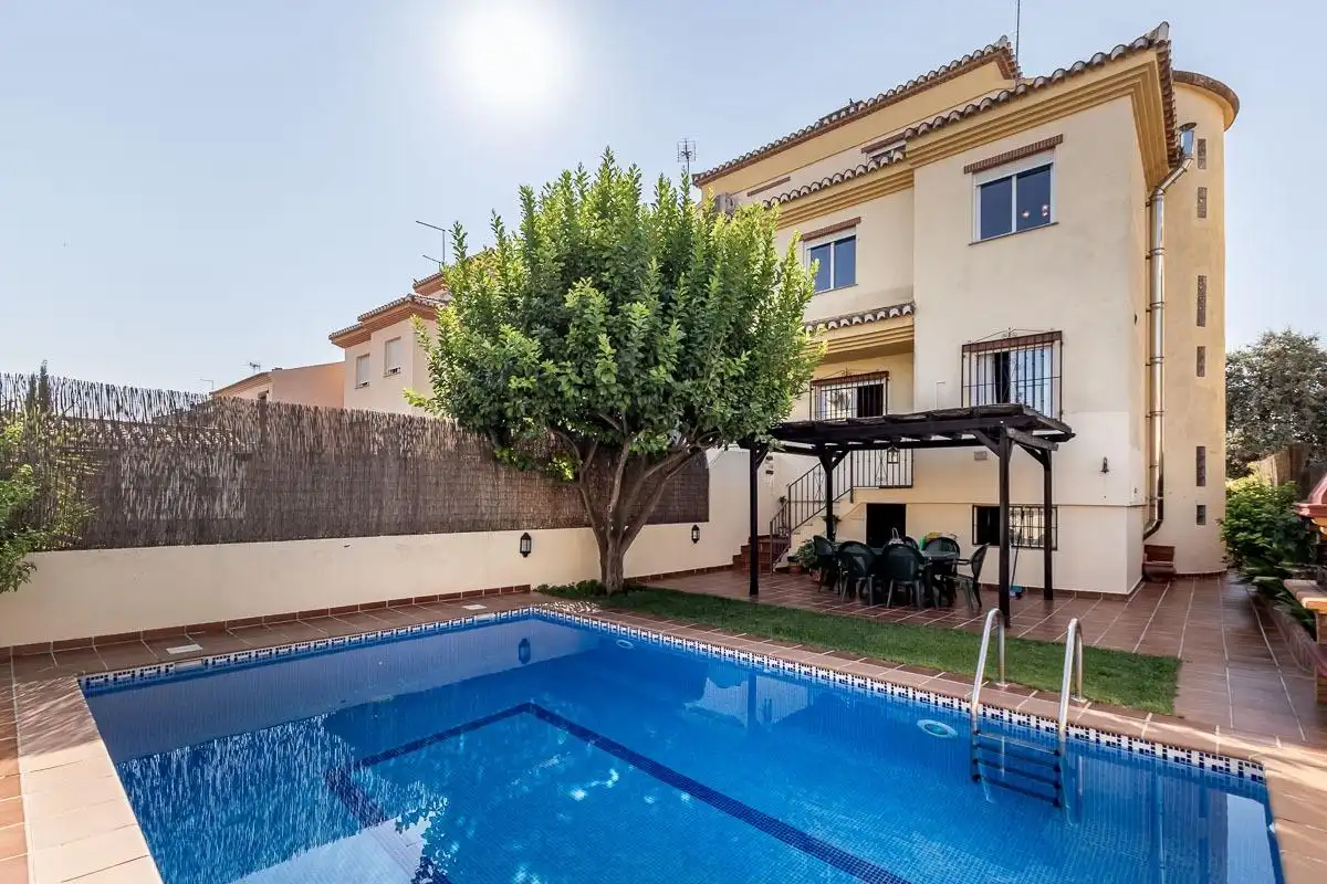 Piscina de Casa adosada en venda en Las Gabias amb Calefacció, Jardí privat i Terrassa
