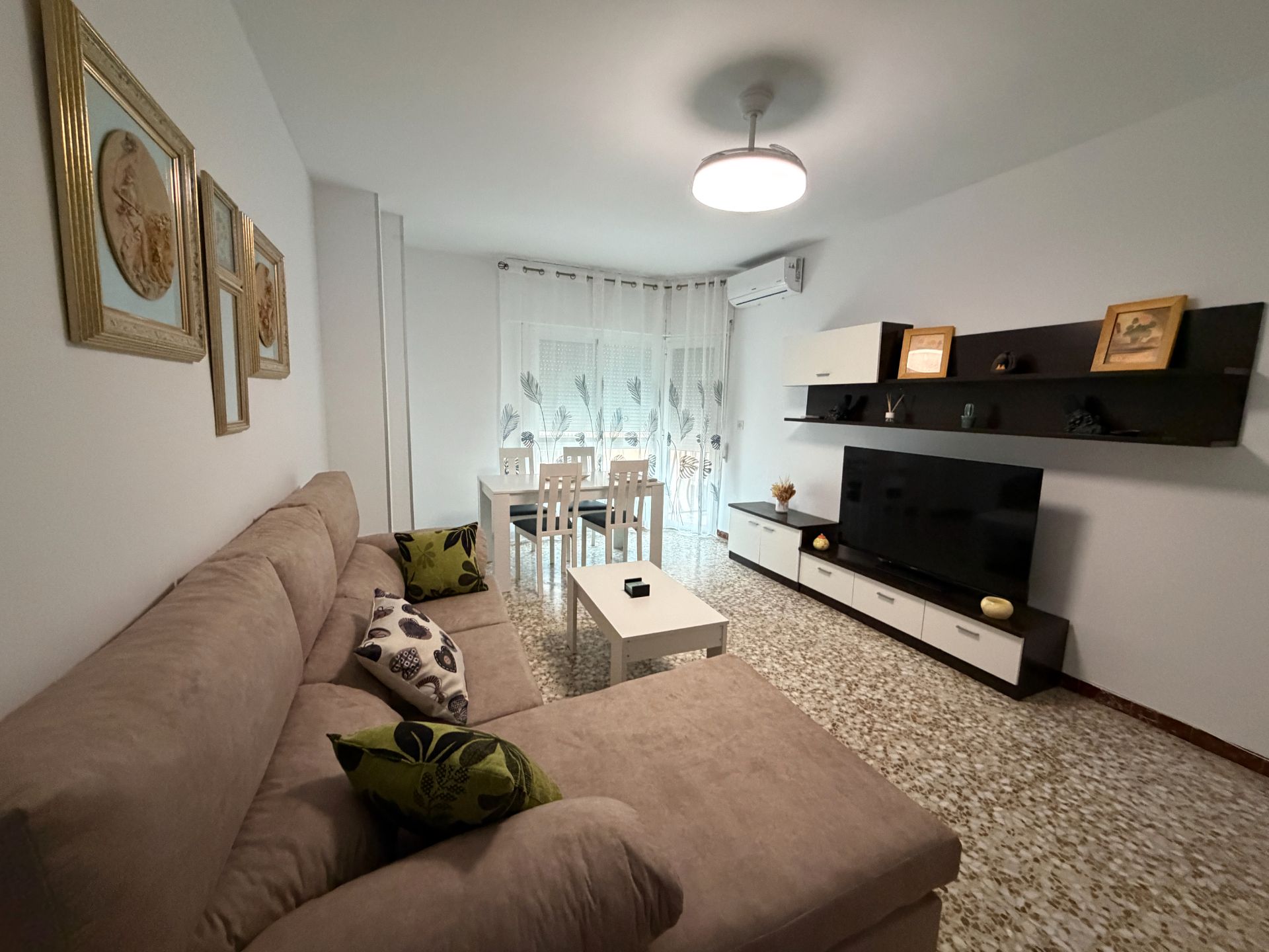 Sala d'estar de Pis de lloguer en Úbeda amb Aire condicionat, Terrassa i Moblat