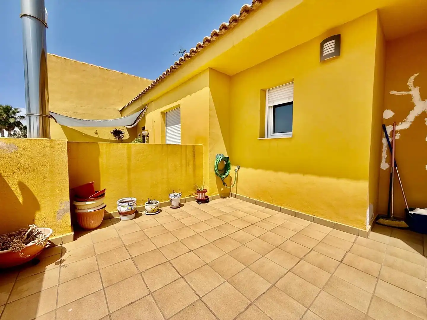 Terrasse von Einfamilien-Reihenhaus zum Verkauf in San Pedro del Pinatar mit Klimaanlage, Privatgarten und Terrasse